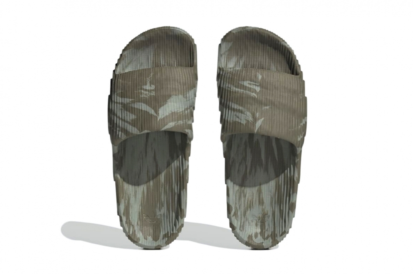 ADILETTE 22 LIGHT OLIVE GREEN [HP6517]