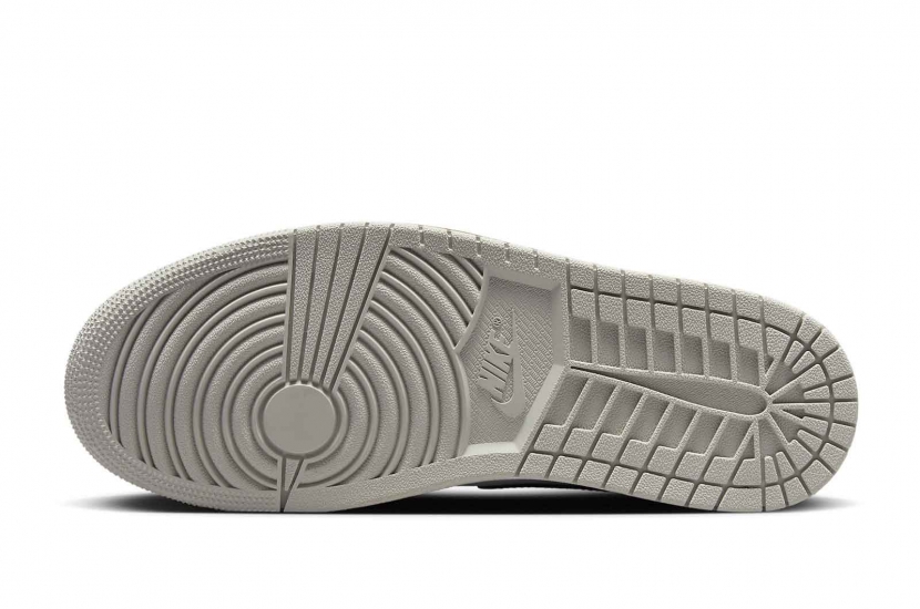 AIR JORDAN 1 RETRO HIGH OG WHITE CEMENT [DZ5485-052]