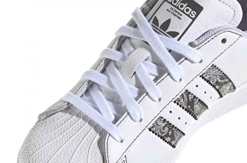 SUPERSTAR WHITE CHARCOAL PAISLEY [IE3008]