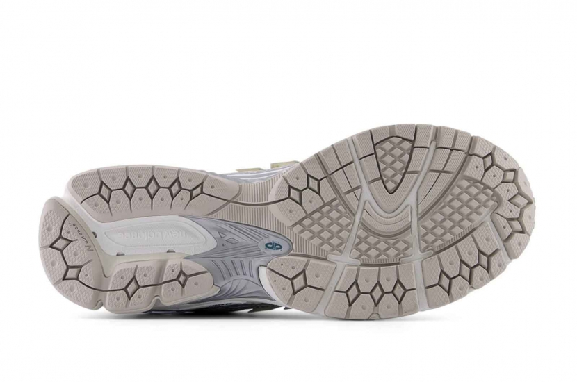 NEW BALANCE 1906R SILVER METALLIC SEA SALT [M1906REE]